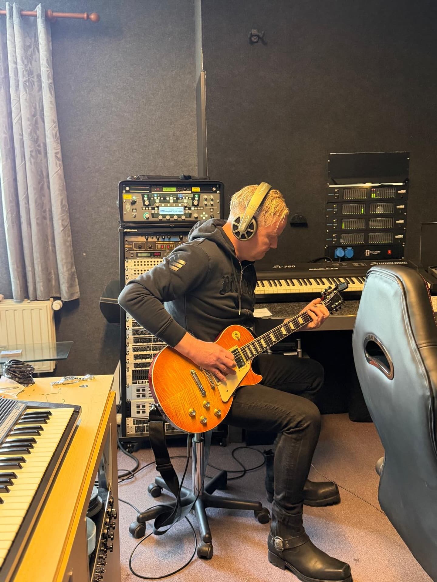 Gitarrist im Studio
